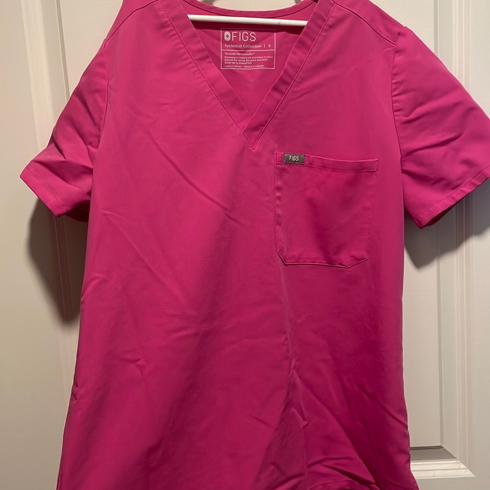 Wear figs scrub hot pink color. Jogger pants